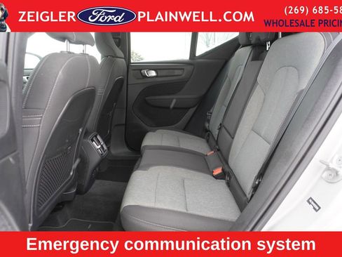 Used 2024 Volvo XC40 B5 Core image 8