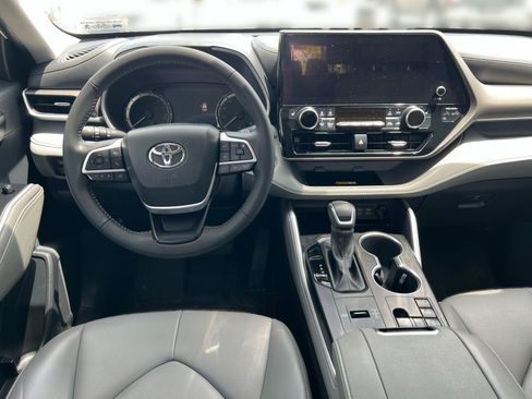 Used 2023 Toyota Highlander XLE FWD image 19