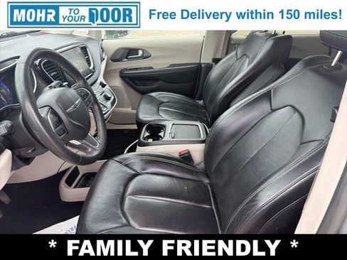 Used 2022 Chrysler Pacifica Touring-L FWD image 13