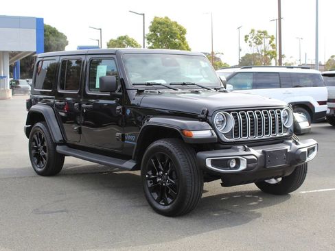 Used 2025 Jeep Wrangler Unlimited Sahara image 5