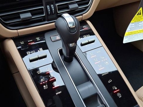 Certified 2026 Porsche Macan AWD/4WD image 18