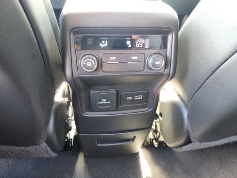 Used 2023 GMC Acadia SLT image 39