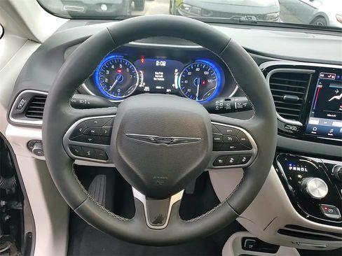 Used 2024 Chrysler Pacifica Touring-L image 14