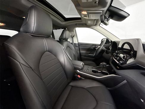 Certified 2025 Toyota Highlander XLE image 42