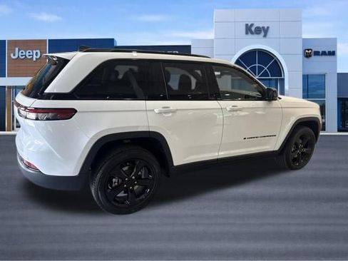 Used 2023 Jeep Grand Cherokee Altitude AWD/4WD image 8