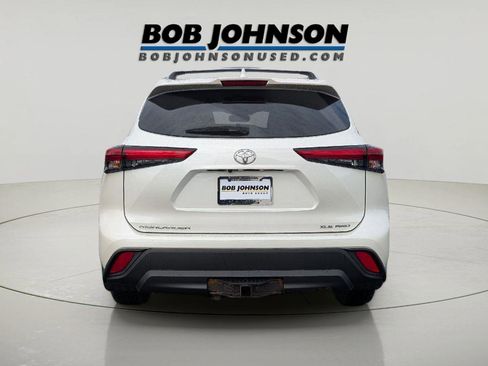 Used 2021 Toyota Highlander XLE image 3