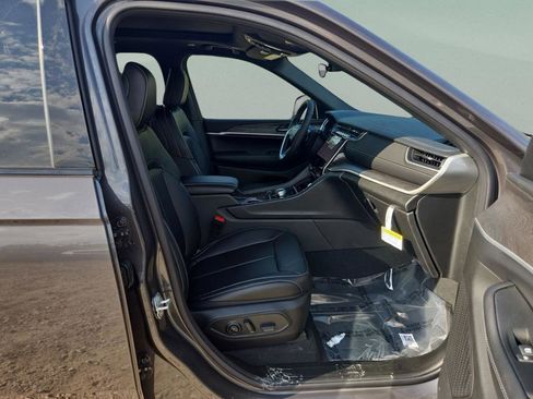 New 2025 Jeep Grand Cherokee Limited RWD image 29