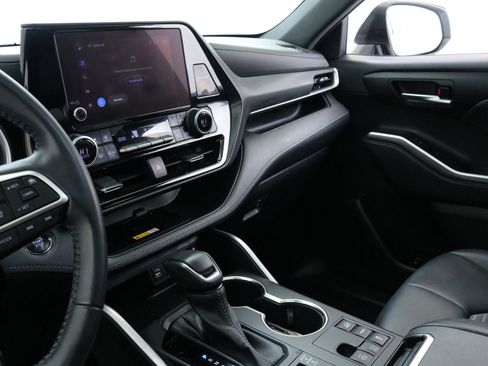 Used 2023 Toyota Highlander L image 18