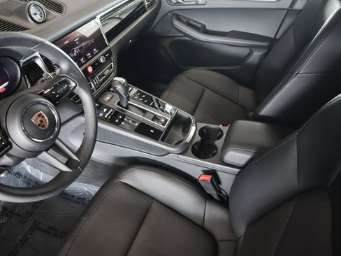 Certified 2026 Porsche Macan AWD/4WD image 17