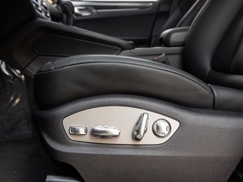 Certified 2026 Porsche Macan AWD/4WD image 21