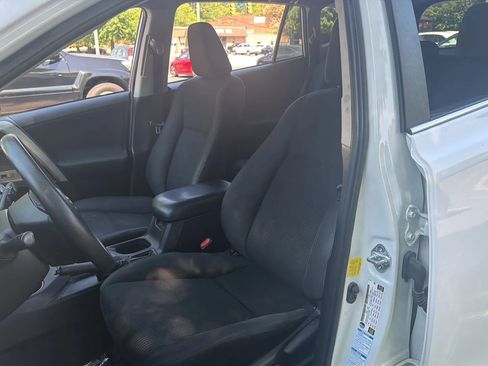 Used 2017 Toyota RAV4 LE AWD/4WD image 12