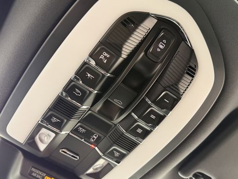 Certified 2026 Porsche Macan AWD/4WD image 34
