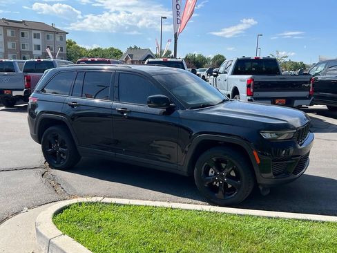 Used 2023 Jeep Grand Cherokee Altitude AWD/4WD image 6