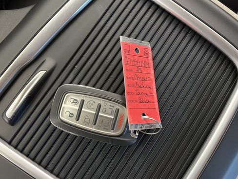 Used 2023 Chrysler Pacifica Touring-L FWD image 35