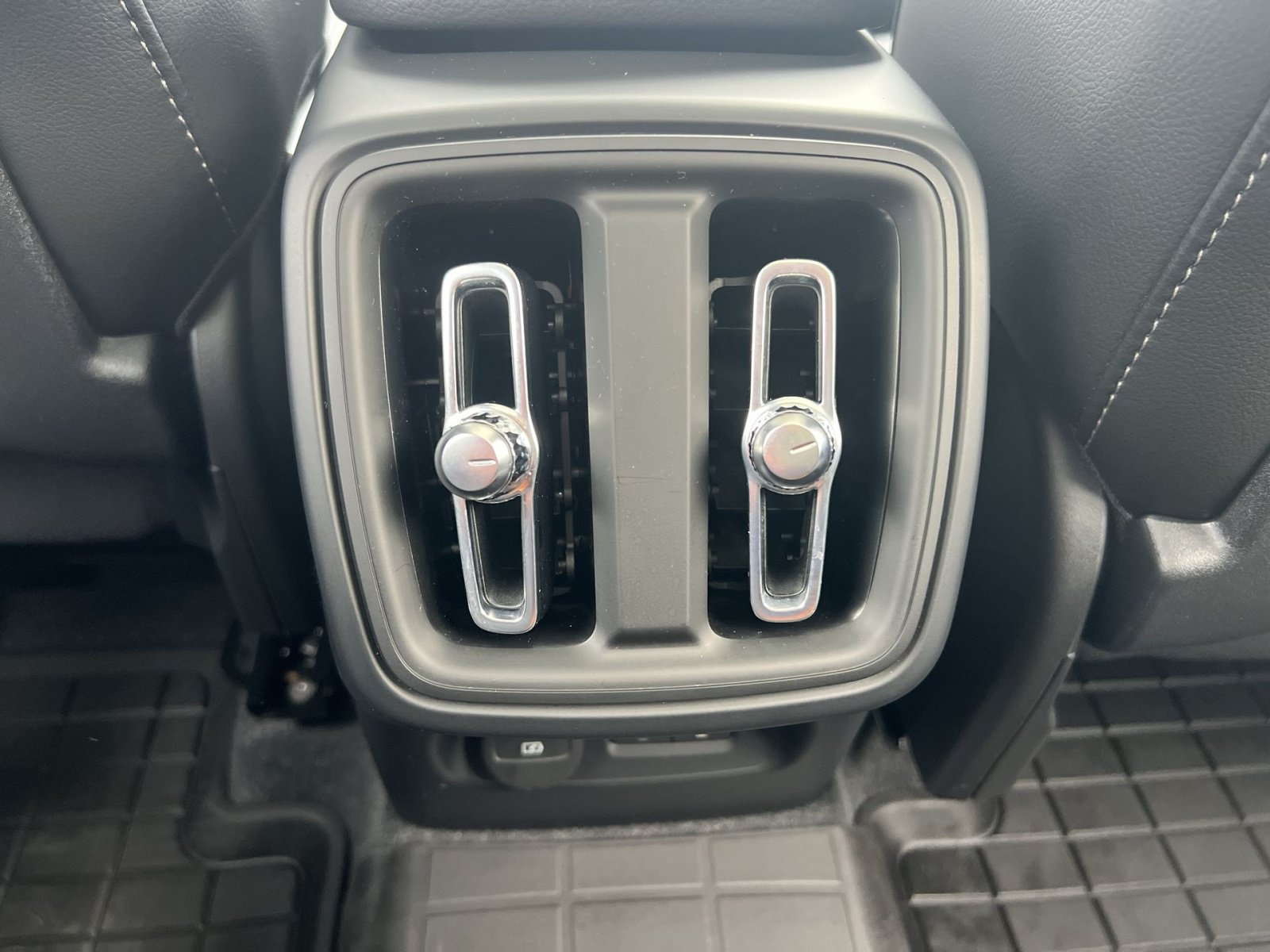 Used 2024 Volvo XC40 B5 Plus w/ Climate Package AWD/4WD image 23