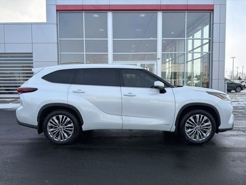 Used 2024 Toyota Highlander Platinum image 8