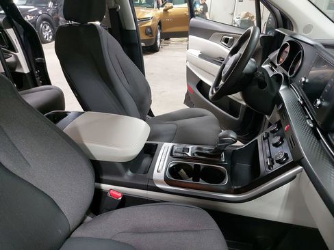 Used 2023 Kia Carnival LX FWD image 10
