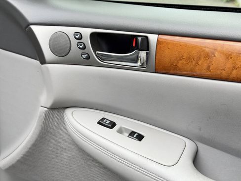 Used 2005 Lexus ES 330 FWD image 25