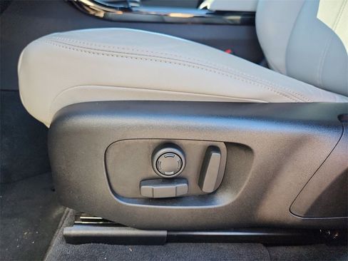 Used 2026 Land Rover Range Rover Velar Dynamic SE image 11