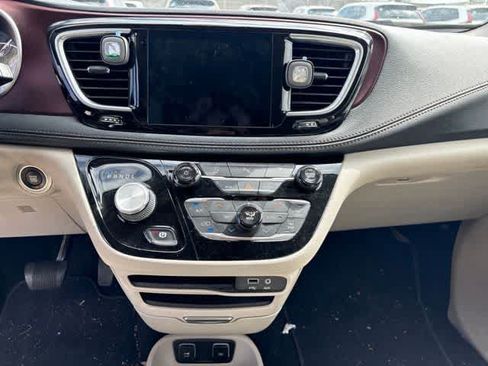 Used 2020 Chrysler Pacifica Limited FWD image 20