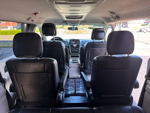 Used 2015 Chrysler Town & Country Touring FWD image 17