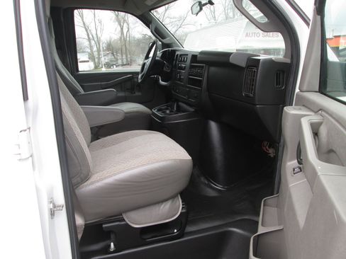 Used 2017 Chevrolet Express 2500 image 15