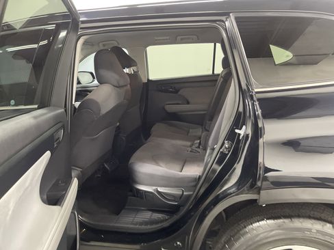 Used 2021 Toyota Highlander L image 13