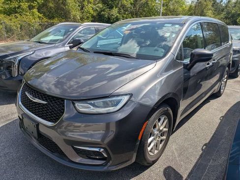 Used 2023 Chrysler Pacifica Touring-L FWD image 2
