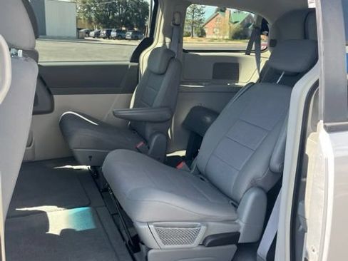 Used 2008 Dodge Grand Caravan SXT w/ Entertainment Group 2 FWD image 33