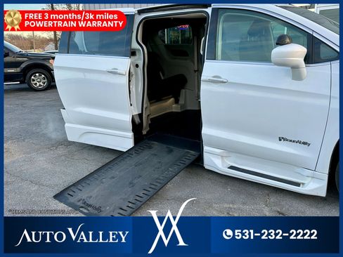 Used 2018 Chrysler Pacifica Touring Plus FWD image 29