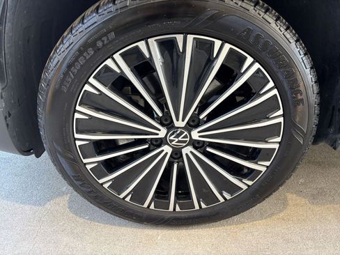 Used 2025 Volkswagen Taos SE image 30