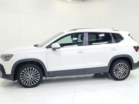 Used 2025 Volkswagen Taos SE image 5