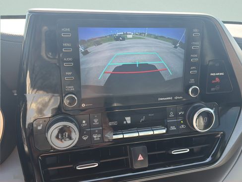 Used 2022 Toyota Highlander XLE FWD image 26