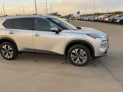 Used 2023 Nissan Rogue SV AWD/4WD image 2