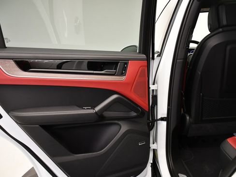 Certified 2026 Porsche Cayenne E-Hybrid AWD/4WD image 44