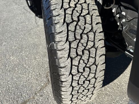 Used 2025 Toyota Tacoma TRD Off-Road image 33