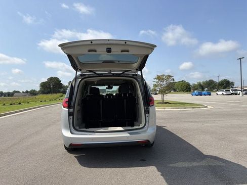 Used 2023 Chrysler Pacifica Touring-L FWD image 20