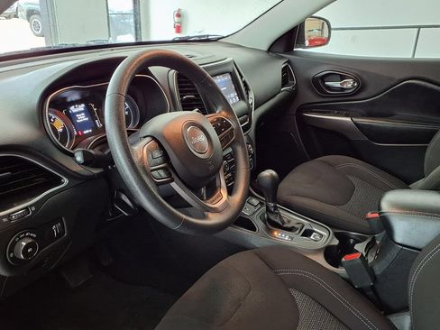 Used 2019 Jeep Cherokee Latitude w/ Popular Appearance Group FWD image 11