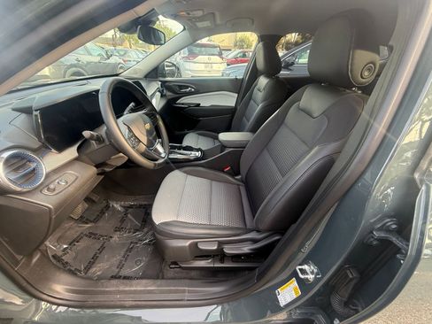 Used 2025 Chevrolet Trax LT w/ LT Convenience Package image 24