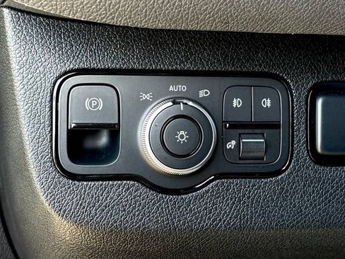 Used 2025 Mercedes-Benz Sprinter 2500 image 16