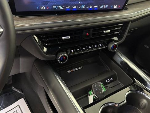 Certified 2025 Chevrolet Suburban Premier AWD/4WD image 24