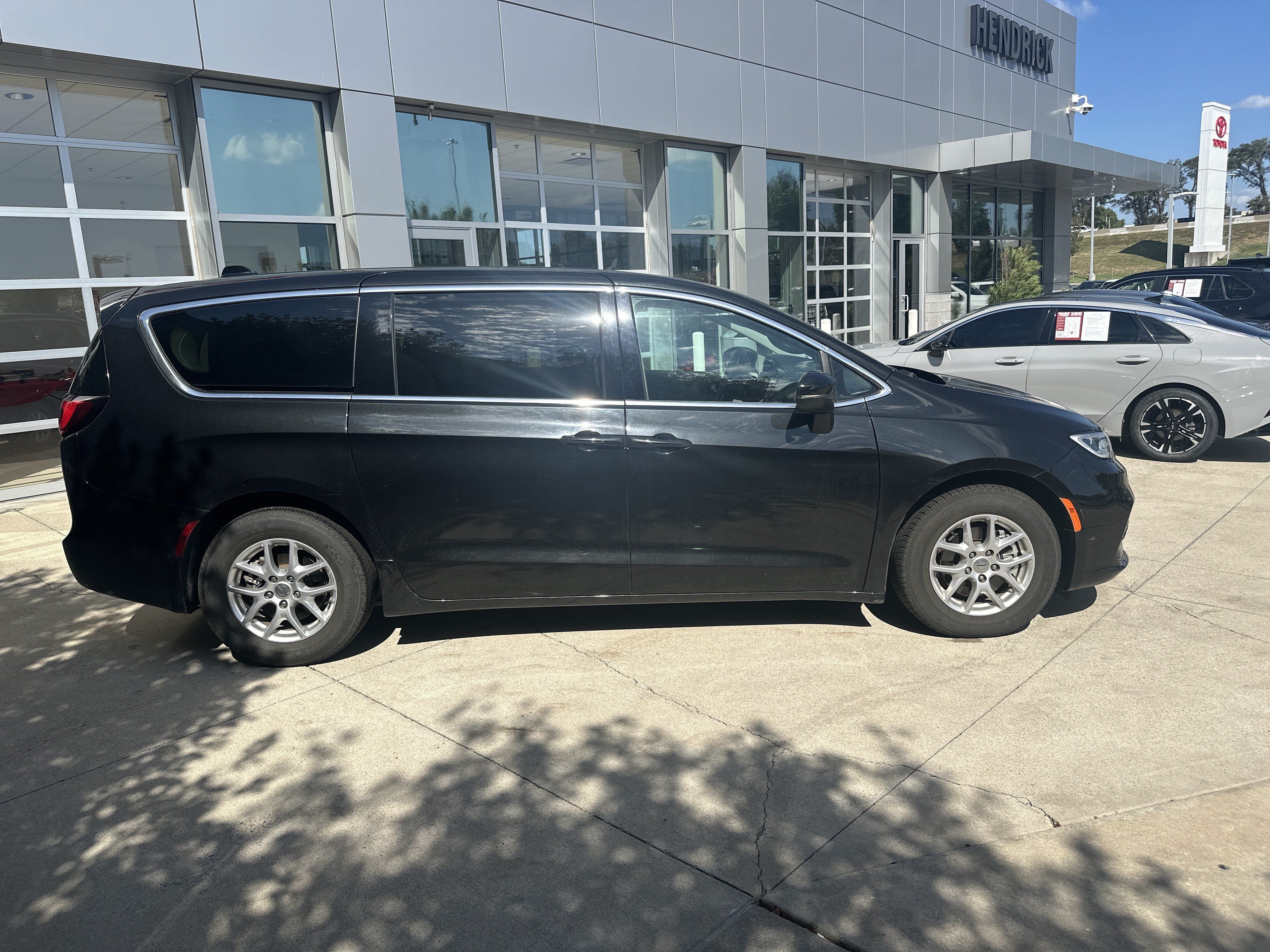 Used 2023 Chrysler Pacifica Touring-L FWD image 10