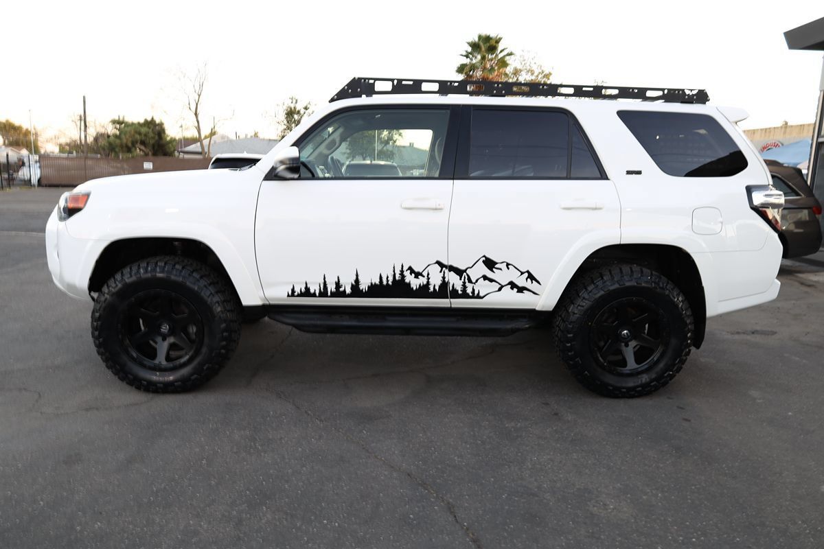 Used 2018 Toyota 4Runner SR5 AWD/4WD image 7