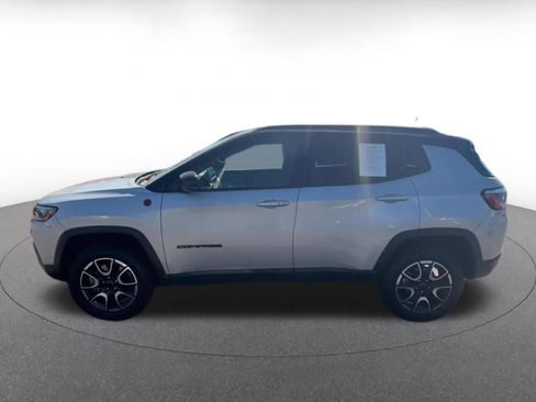 Used 2025 Jeep Compass Trailhawk AWD/4WD image 9