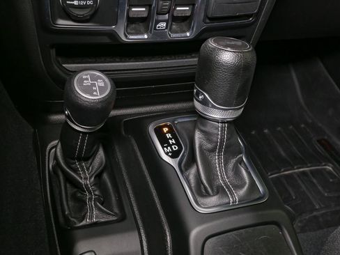 Used 2022 Jeep Wrangler Unlimited Sahara w/ LED Lighting Group AWD/4WD image 38