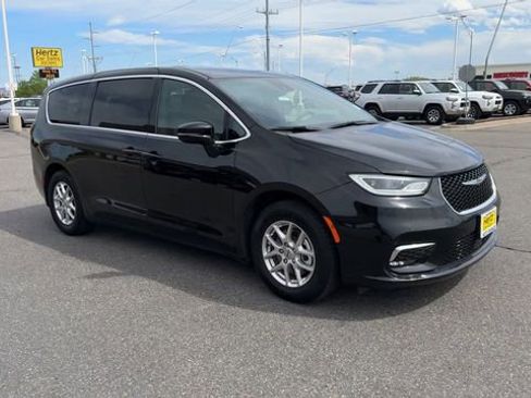 Used 2025 Chrysler Pacifica Select FWD image 2