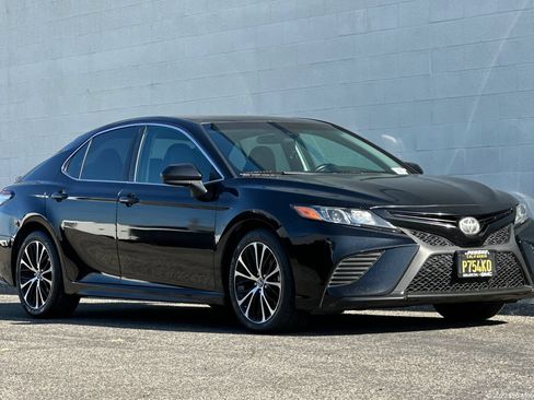 Used 2019 Toyota Camry SE FWD image 1