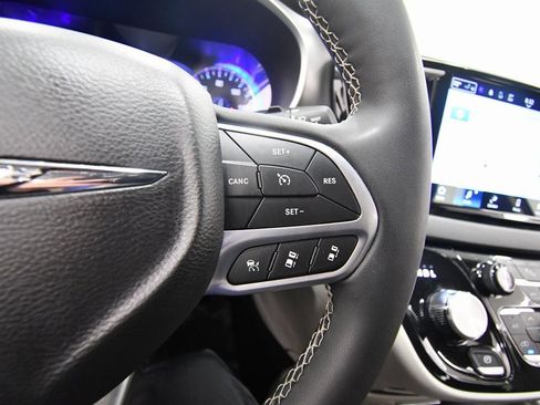 Used 2024 Chrysler Pacifica Touring-L image 21