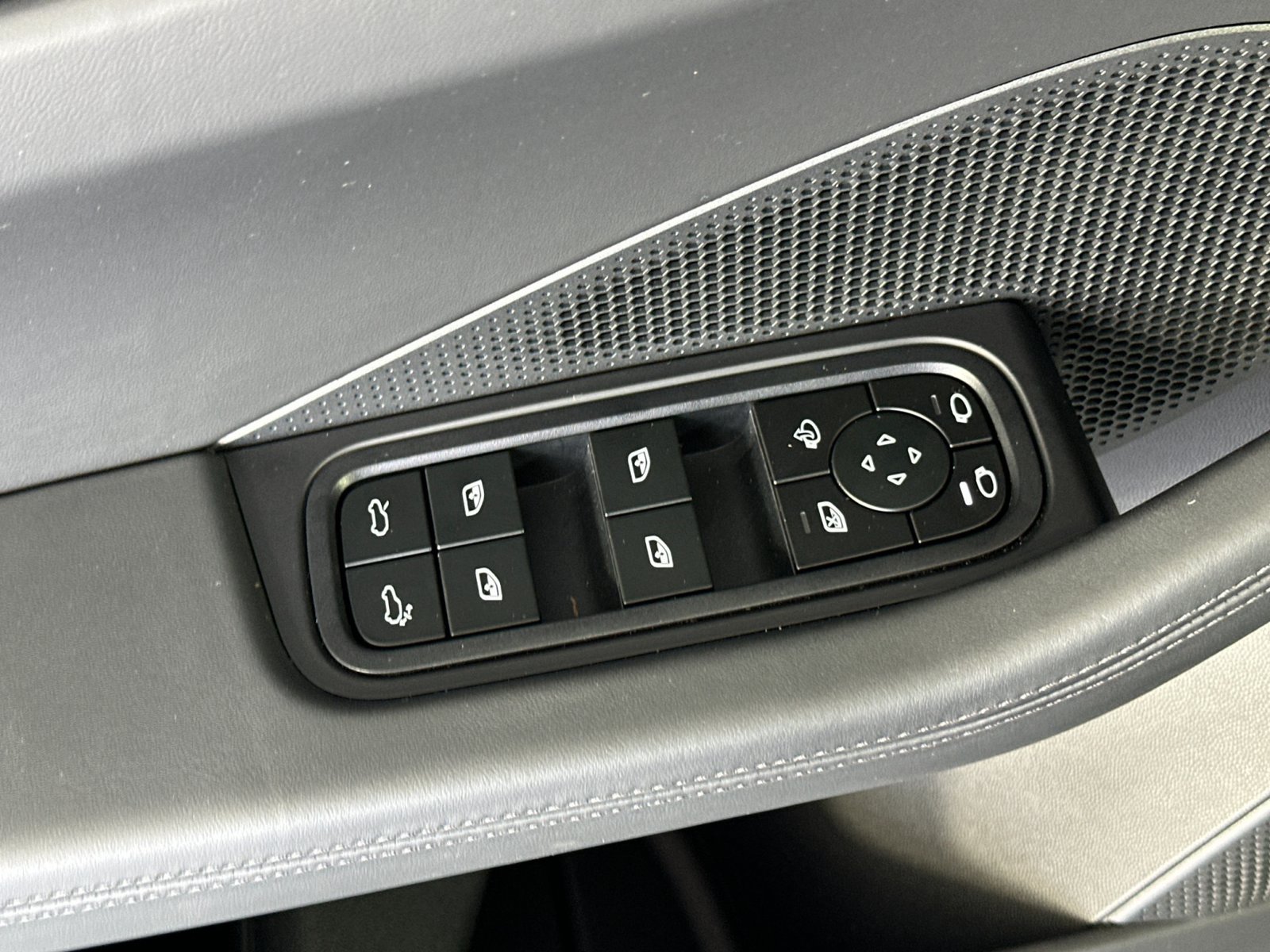 Certified 2025 Porsche Macan Electric RWD image 13