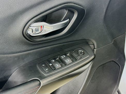 Used 2021 Jeep Cherokee Trailhawk w/ Sun, Sound & Nav Group AWD/4WD image 20
